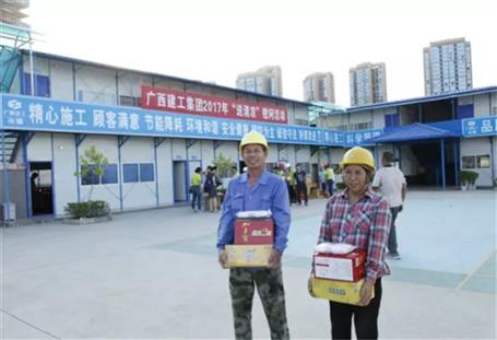 集团公司副总司理候立林到公司工地送清凉
