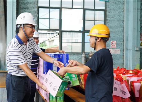 公司起劲开展“送清凉”慰问活动
