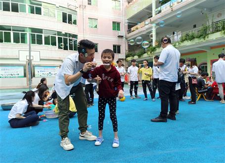 青春偕行 温暖童心