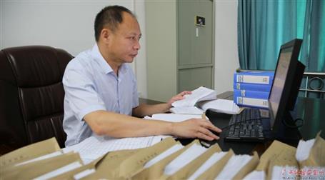 初心不改　本色不褪——记广西勤廉模范、河池市纪委副书记、监委副主任黄振林
