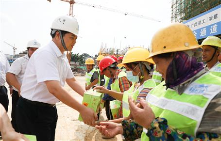 蒙胜益带队到柳江中医医院整体搬家项目“送清凉”