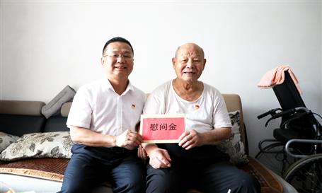 “七一”慰问送真情 组织眷注暖人心