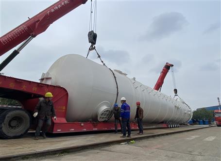 冶建公司制造的2个总重量超100吨压力容器装备顺遂交付