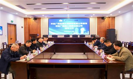 蒙胜益与广西鱼峰集团副总司理韦永军举行事情谈判