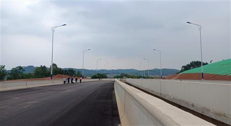 柳东新区横九路跨线桥通过完工验收
