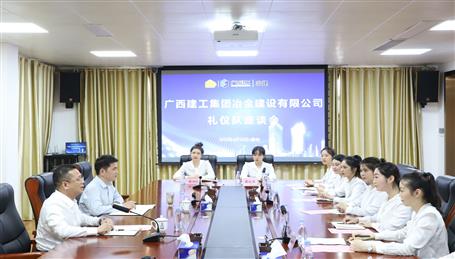 覃振华：提供优质服务 打造礼仪“手刺”