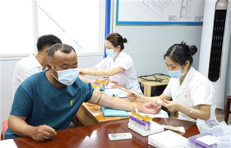 自治区总工会在冶建公司项目举行送康健体检活动