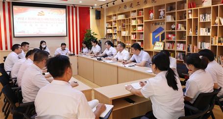 公司向导以通俗党员身份加入所在党支部主题教育专题组织生涯会