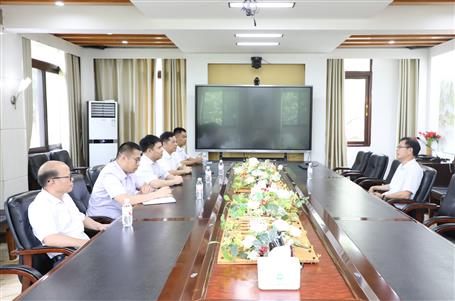 陈礼松与广西生态工程职业手艺学院校长冯昌信举行事情谈判