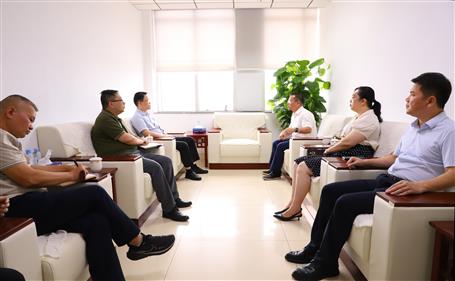 覃振华与柳北区委书记、区长石中华举行事情谈判