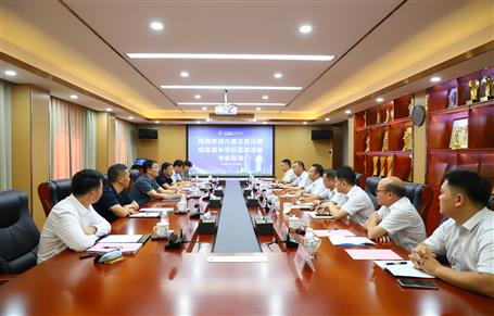 覃振华与武川县县长哈达举行事情谈判