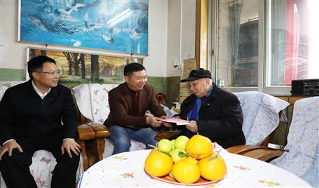 曾惠新到冶建公司慰问新中国建设前入党的老党员董德和