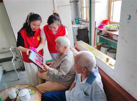 公司团委联合北雀社区开展“留住时光 绽放微笑”公益照相活动
