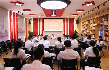 覃振华加入所在支部党员大会